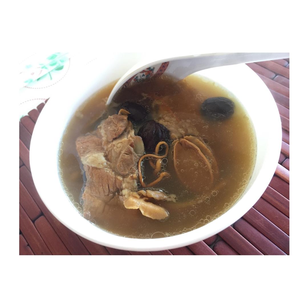 立秋该贴秋膘了，来道大骨汤（花菇、莲子、鲍鱼干、红枣、虫草花干）