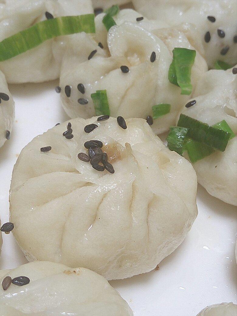 小笼包：一口爆汁！