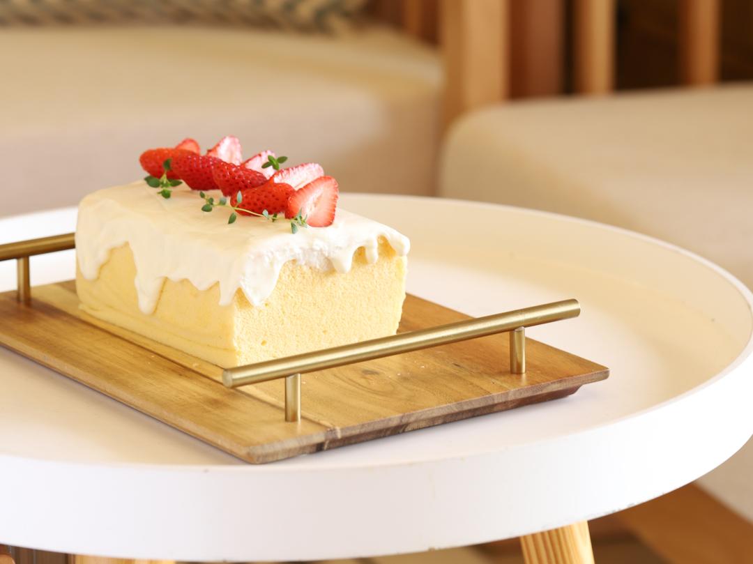 草莓酸奶油古早味蛋糕的做法