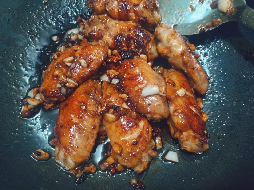 蒜香浓郁，鲜嫩多汁的蒜香鸡翅