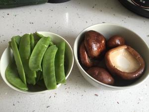 香菇炒荷兰豆的做法 步骤1