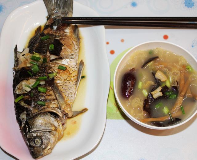 多菌鲫鱼汤的做法