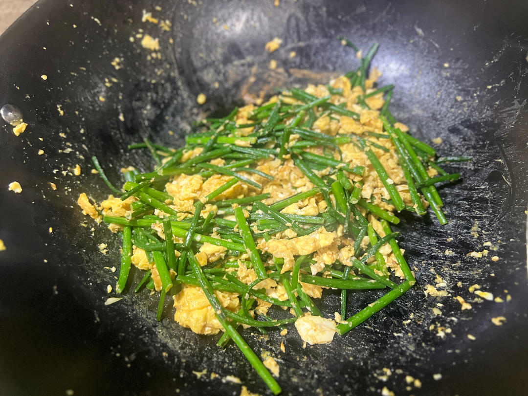 卖相一般但特别下饭的咸蛋蒜苔炒鸡蛋的做法