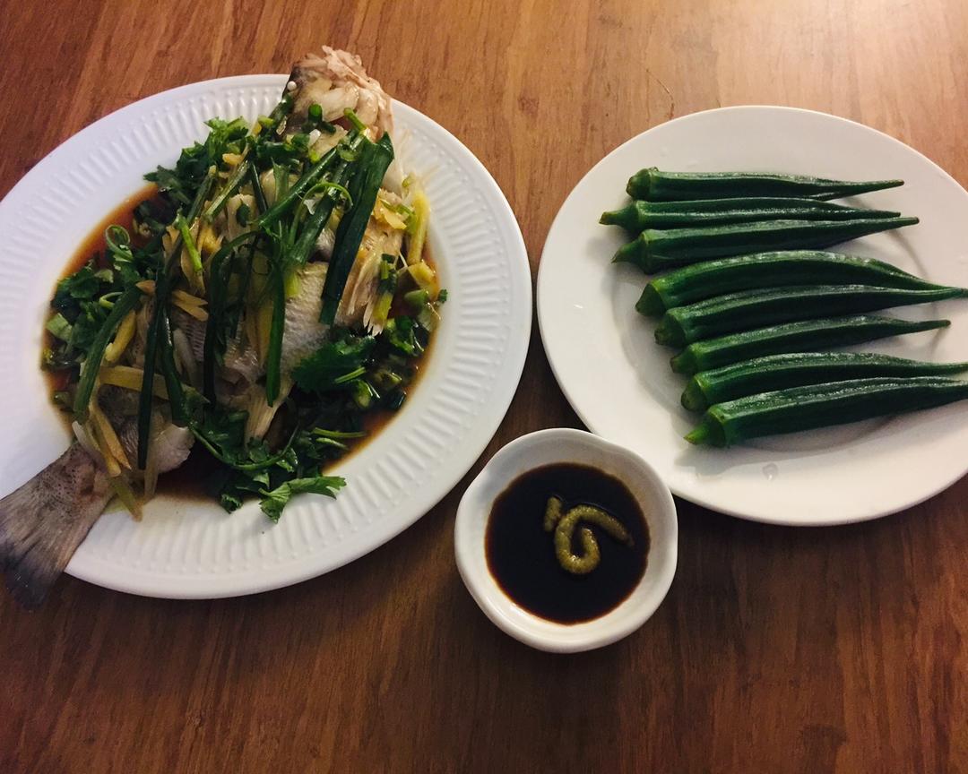 下雨天的清蒸鲈鱼和秋葵最配哦