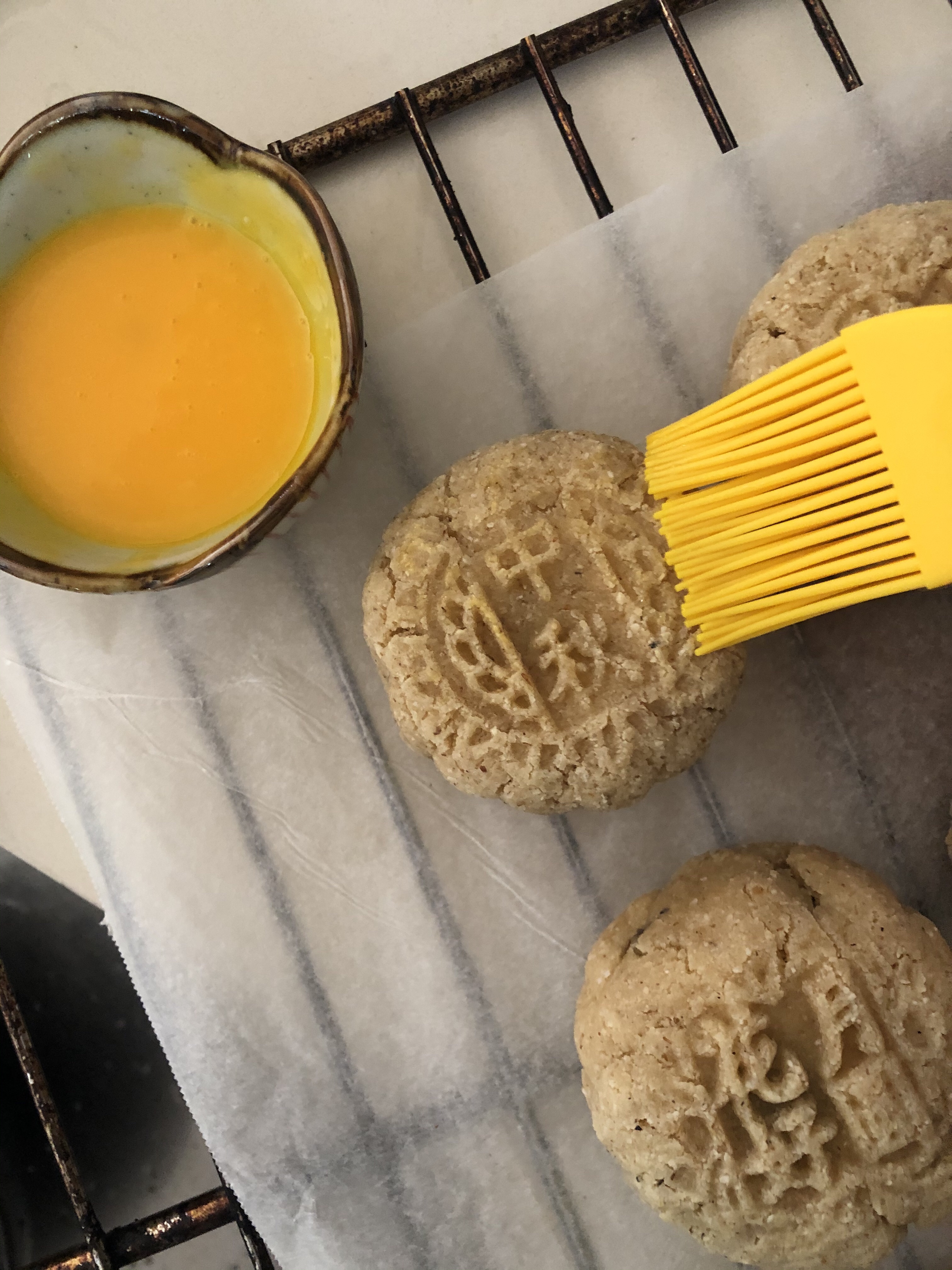 低碳生酮 豆沙蛋黄月饼🥮的做法 步骤12