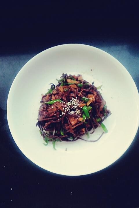 五花肉干锅茶树菇