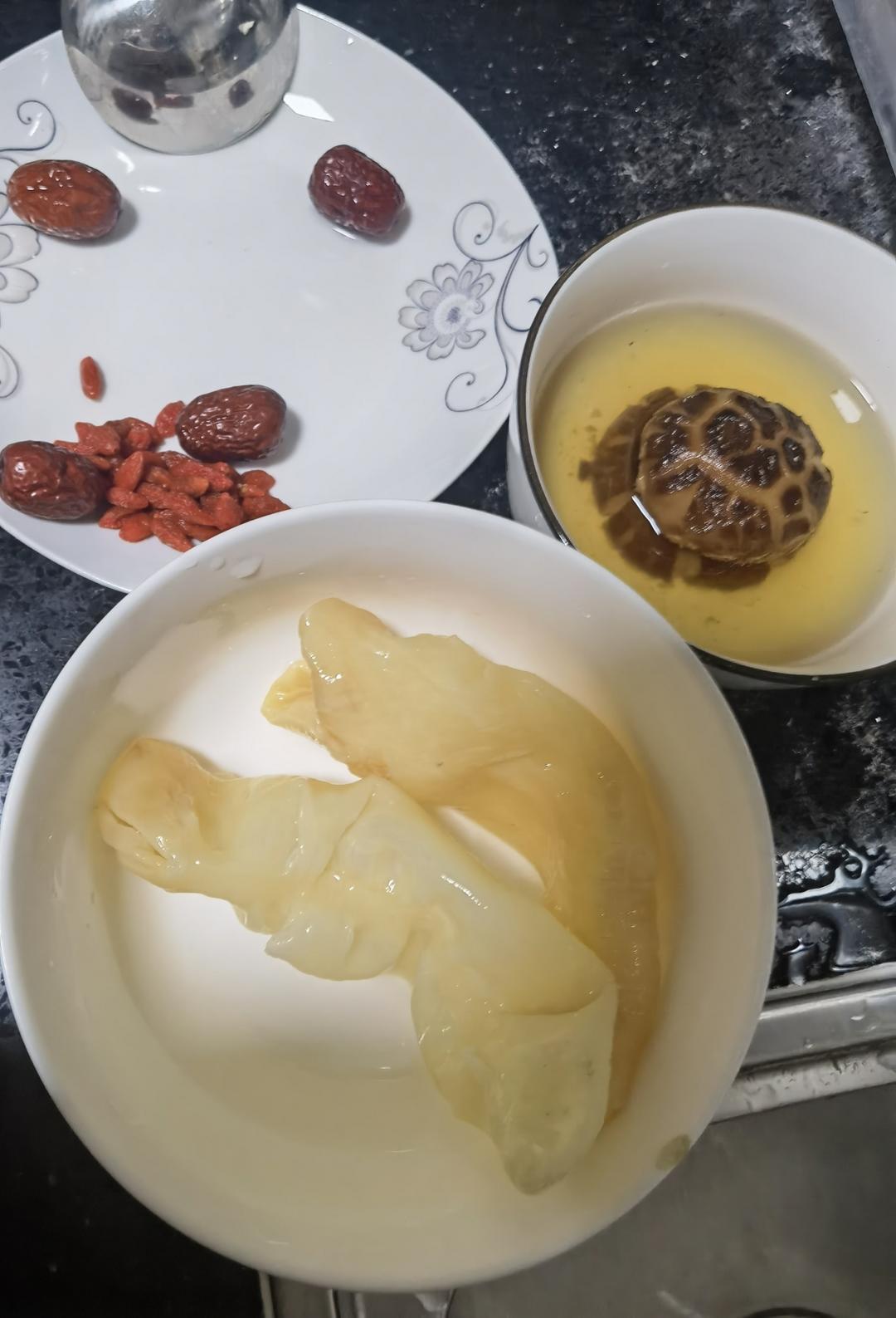 金汤花胶炖鸡煲