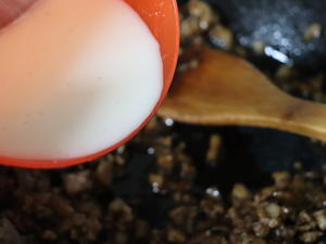 超简单营养的肉酱蘑菇菠菜面的做法 步骤8