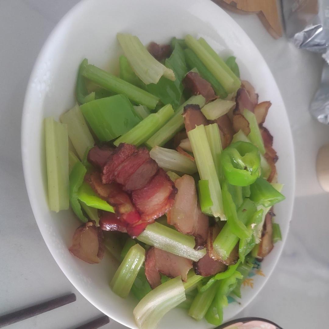 腊肉炒芹菜