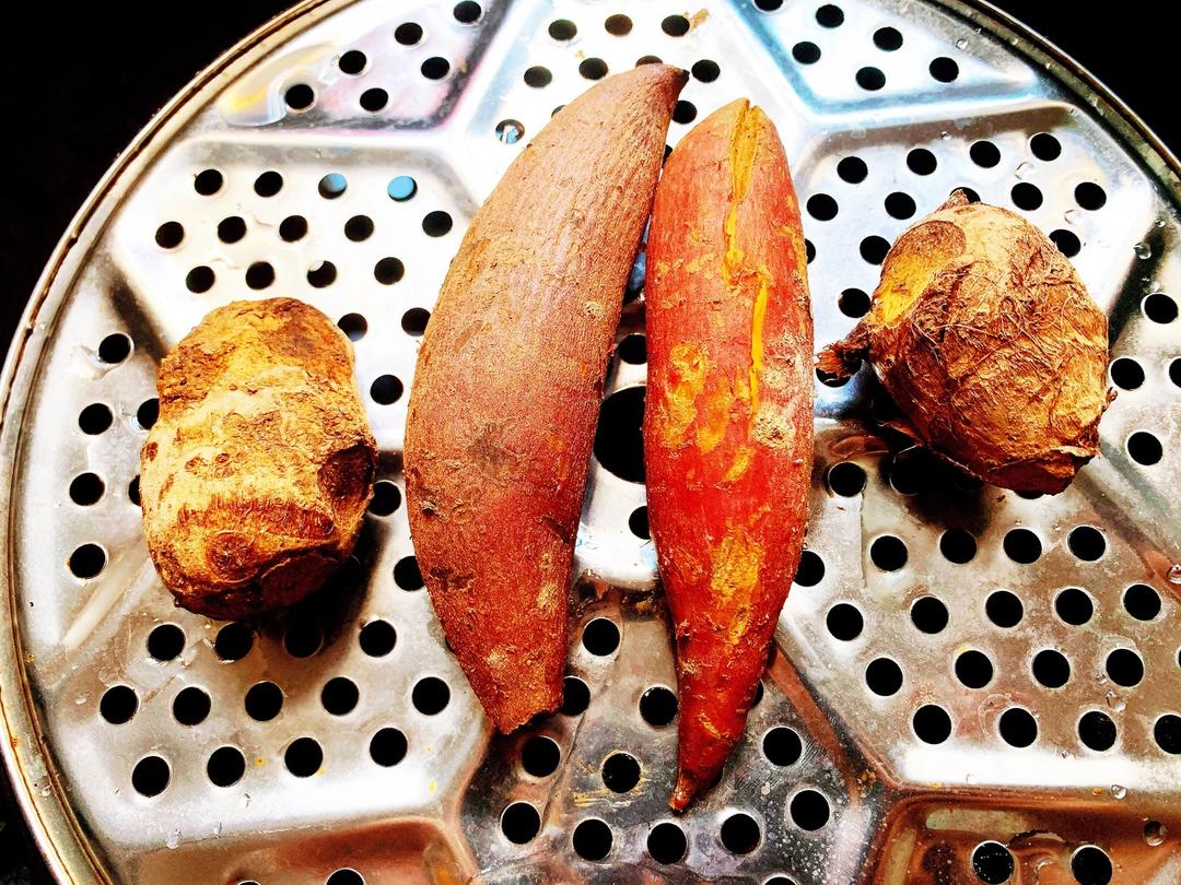 简单早餐:蒸红薯和芋头