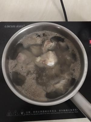 生地土茯苓汤的做法 步骤3