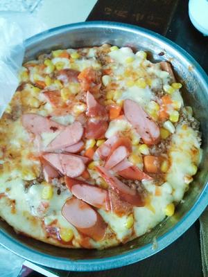 火腿肠+碎猪肉+玉米胡萝卜+芝士披萨的做法 步骤2