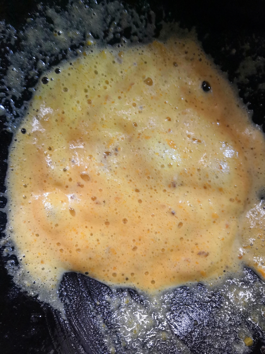 咸蛋黄炒粽子的做法 步骤7