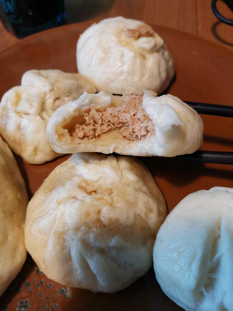 松软多汁的肉包子