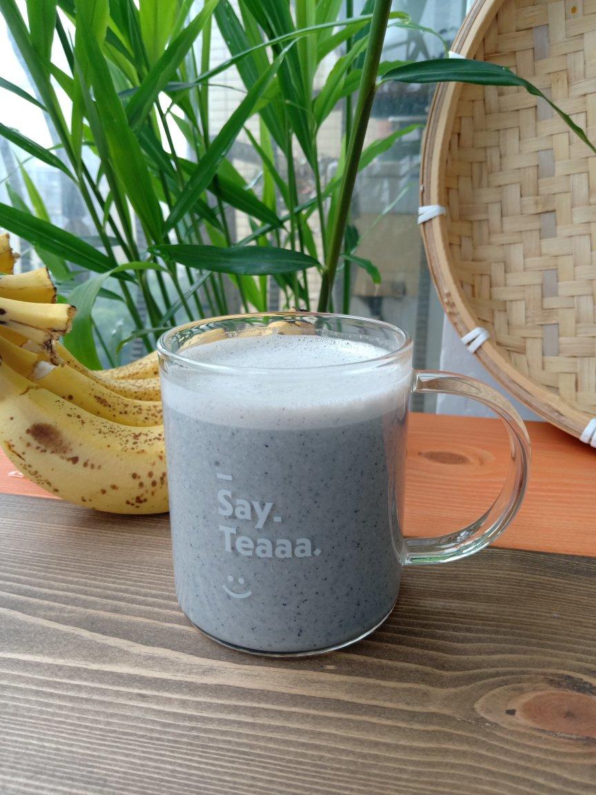香蕉麦片黑芝麻奶昔