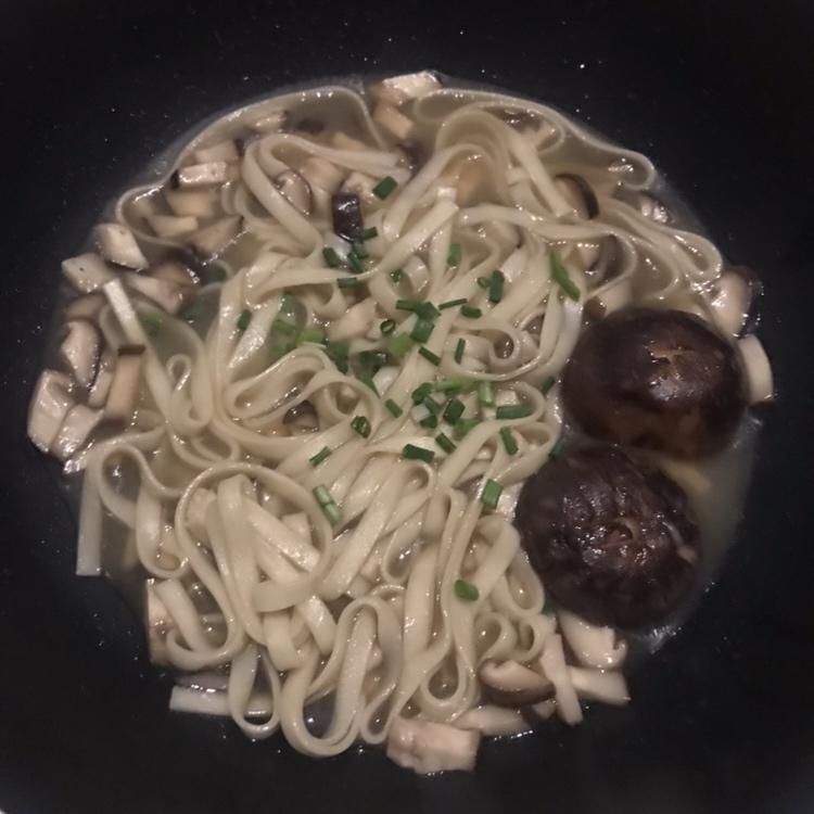 菌汤面条 看得见的香菇 尝得到的鲜美 这才是真正的菌汤