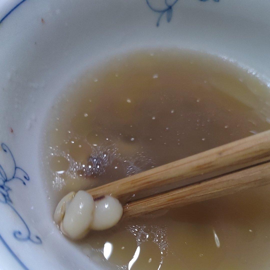 初夏的去湿补肾汤—眉豆花生煲鸡脚