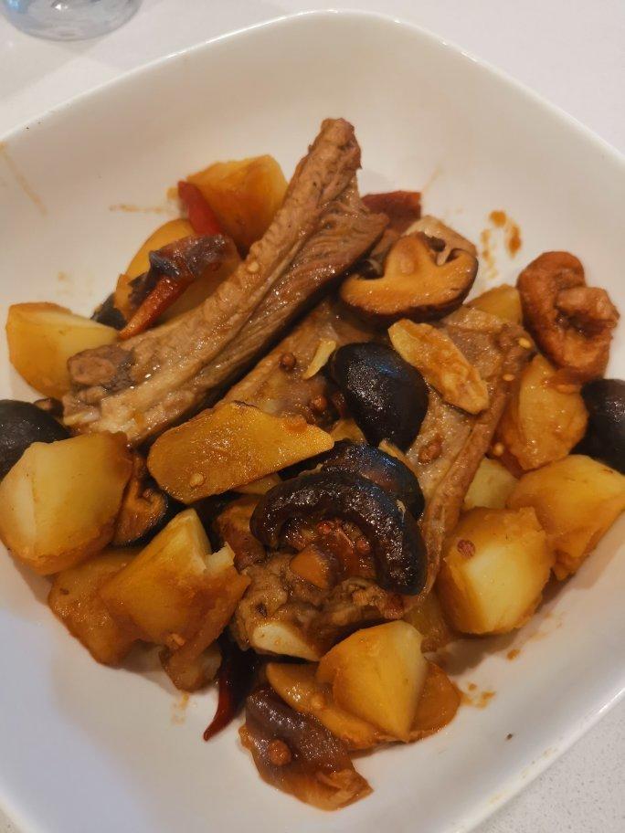 菌香土豆炖排骨，这样做味道更鲜香