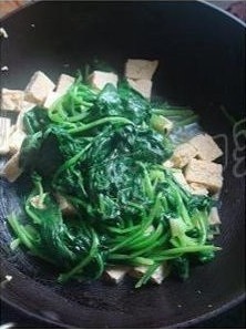 菠菜炖冻豆腐的做法 步骤3