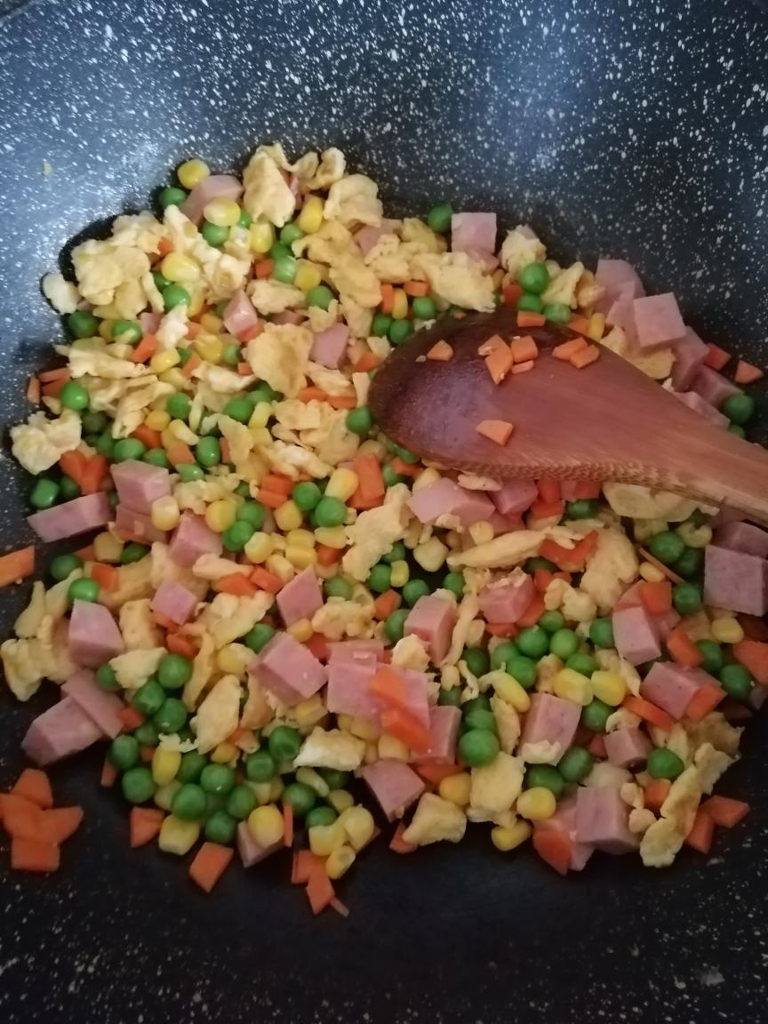 🌽什锦蛋炒饭🥕的做法 步骤3