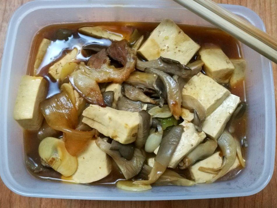 妈妈的家常菜，蘑菇烧豆腐，超下饭，比肉好吃