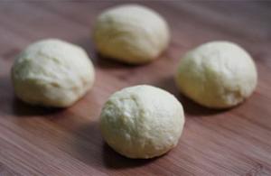 #春天烘焙季#超软面包“卷”起来---『豆沙面包卷』的做法 步骤6
