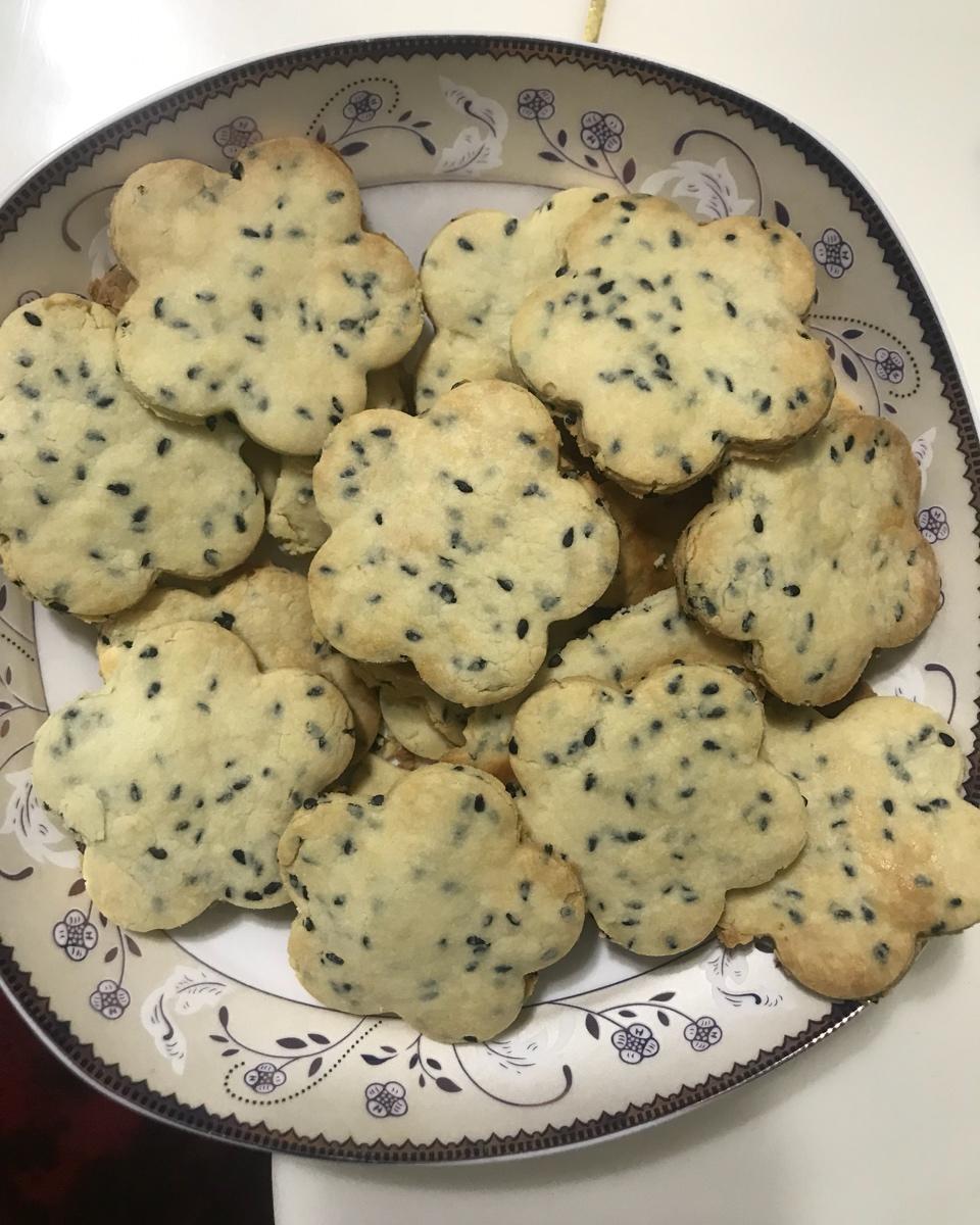 活在当下-1316做的炼乳黑芝麻满天星饼干