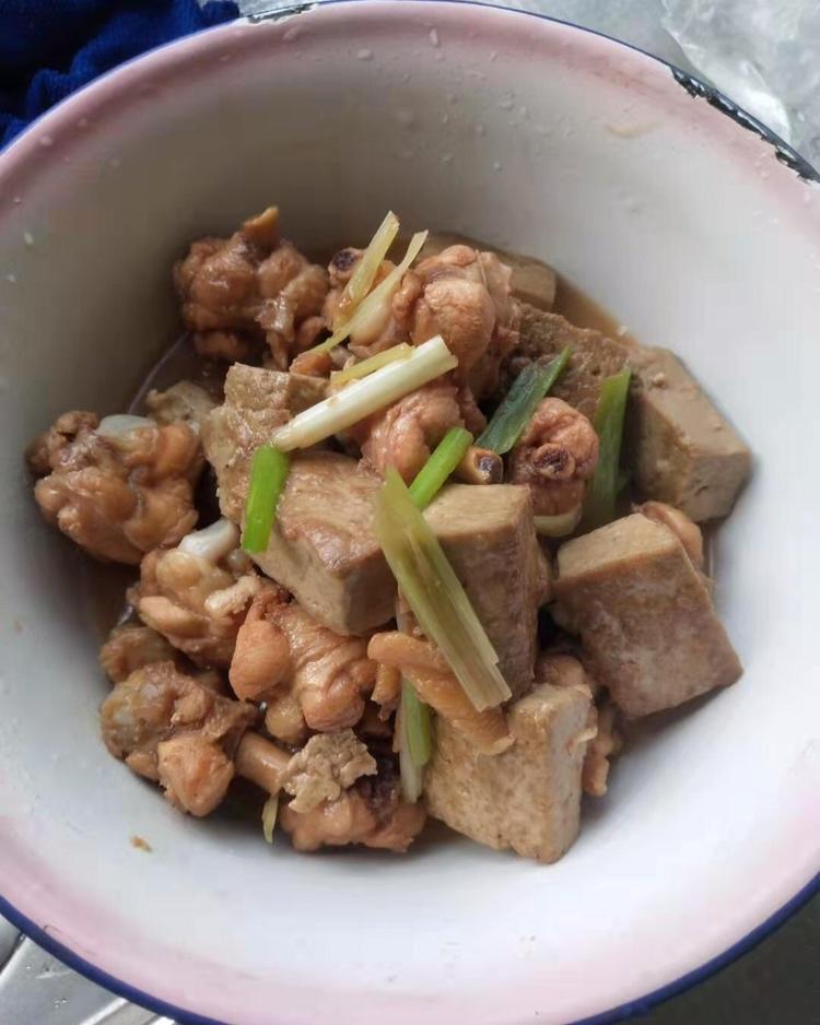 鸡腿豆腐煲