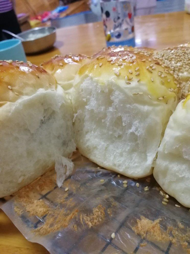 软绵绵的拉丝红豆餐包