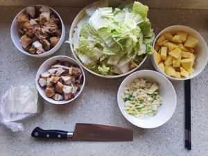大烩菜(白菜豆腐烧肉丸子小酥肉)的做法 步骤2
