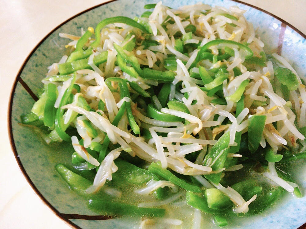 酪酪伊做的小美版绿豆芽炒青椒丝