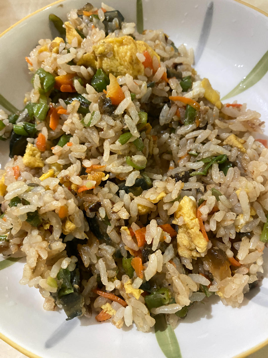 儿子小时候常吃的蛋炒饭：四季豆虾仁火腿肠蛋炒饭