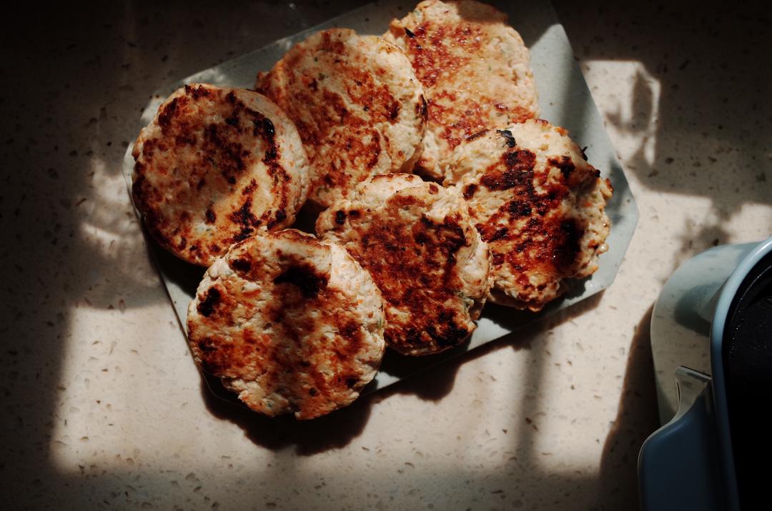 最好吃的鸡胸肉饼【美味减脂餐】的做法