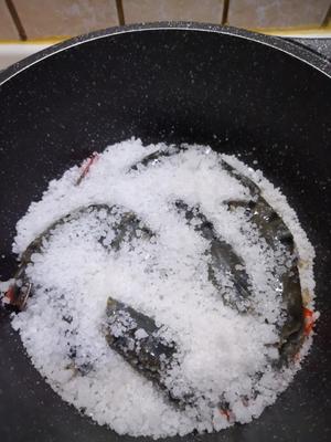 盐焗大虾的做法 步骤3