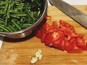 明日便当之能吃3碗饭的西红柿豇豆的做法 步骤1