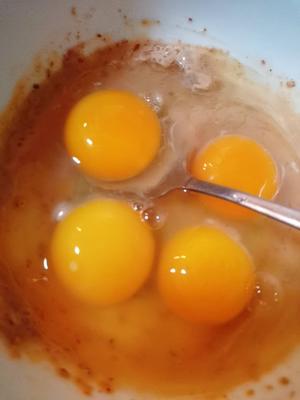 腐乳炒蛋的做法 步骤2