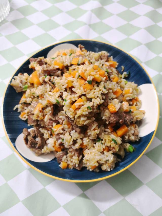 孩子最爱吃香喷喷的牛肉粒炒饭