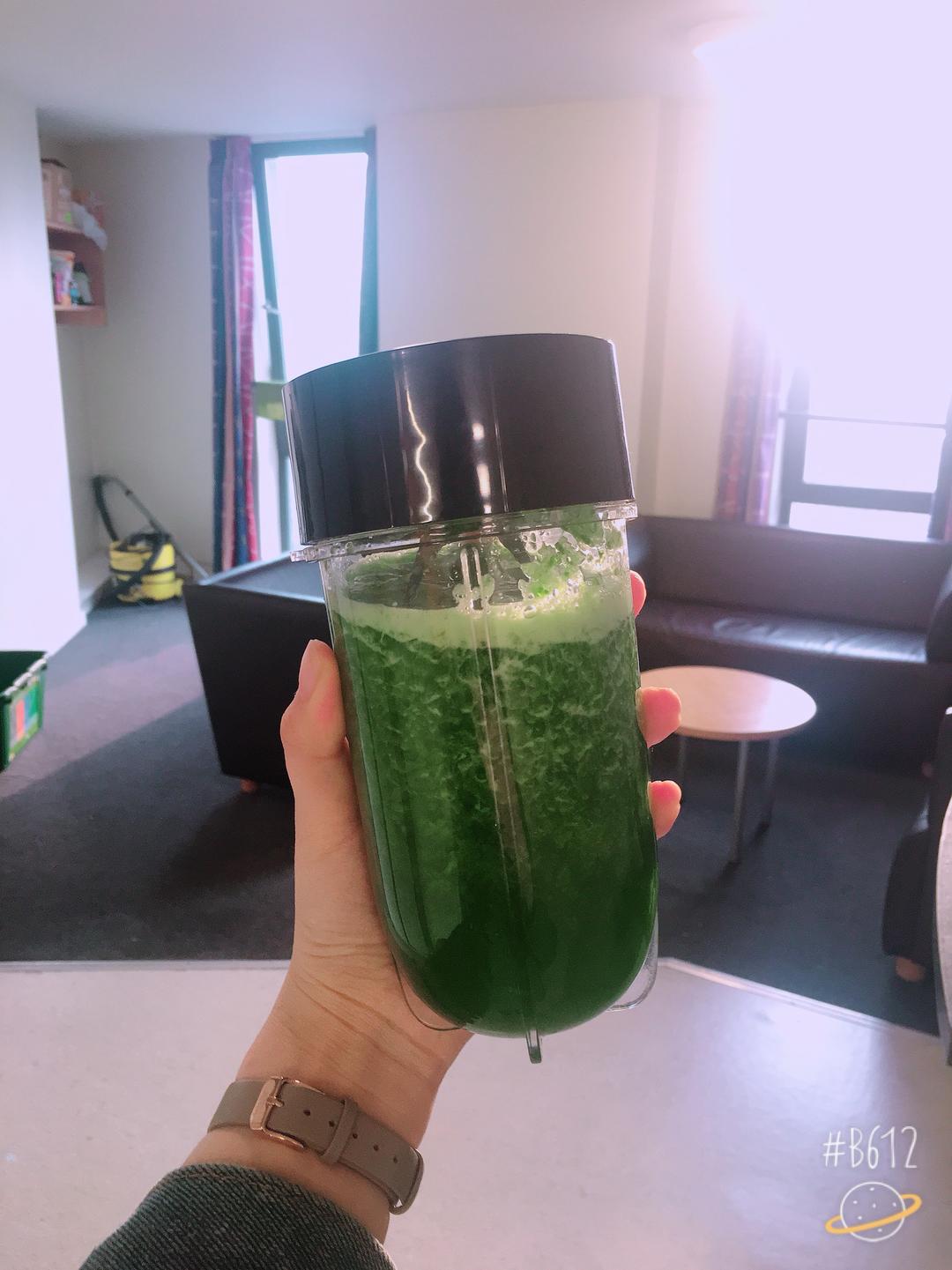 原谅果汁—青苹果梨菠菜汁的做法