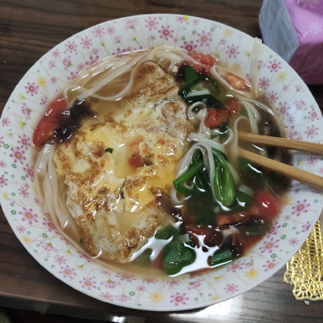 早餐  简易版面条  一碗清汤面，虾饺，清汤面煎汤圆   懒人面  虾仁蔬菜面  水波蛋 快速做好的炝汤面   麻辣面