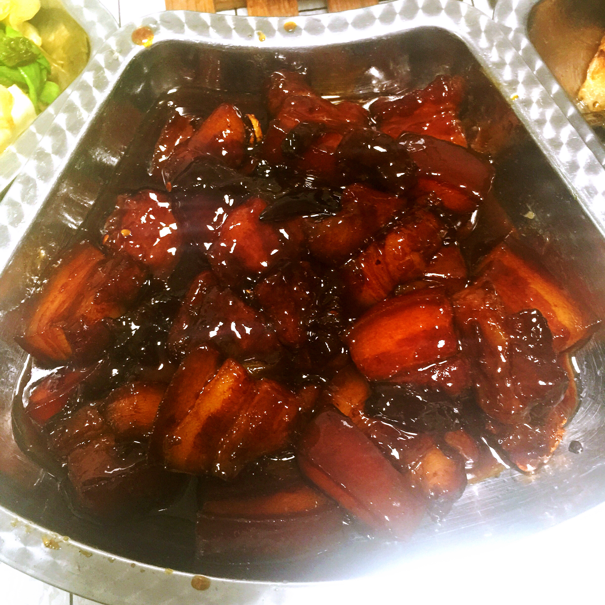 吃着碗里望着锅里的红烧肉