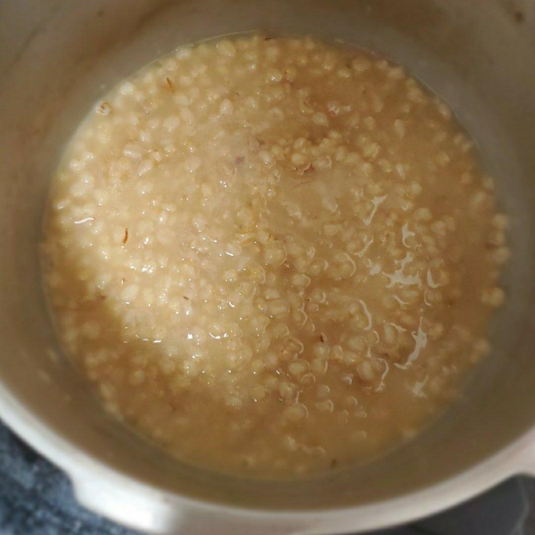 麦仁饭【青海】：青海的西宁人，虽是汉族人居多，可是腊八不吃粥，而是吃麦仁饭。将新碾的麦仁，与牛羊肉同煮，加上青盐、姜皮、花椒、草