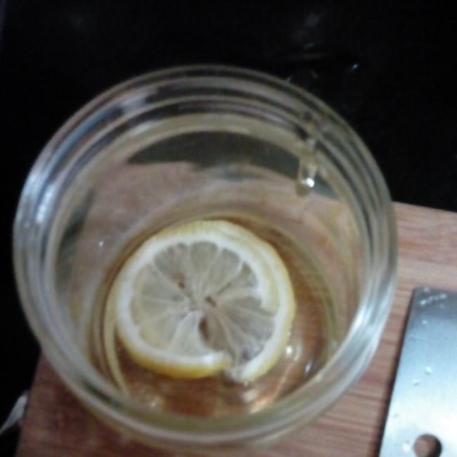 柠檬落入蜂蜜罐的做法 步骤3