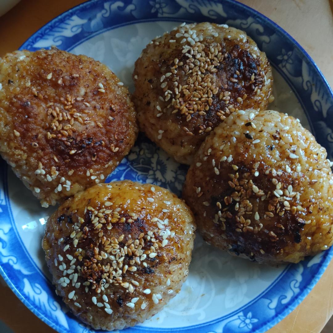 剩米饭的神仙吃法，肉松酱油烤饭团，平底锅就能做哦～