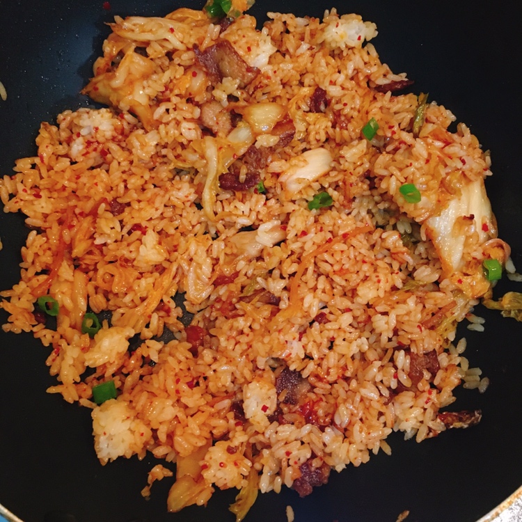 剩米饭最好的归宿——辣白菜炒饭的做法