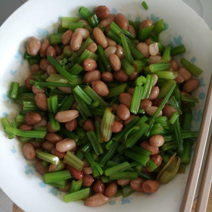 凉拌芹菜花生米胡萝卜