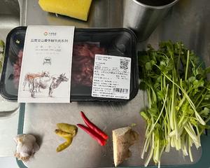 爆炒下饭湘菜（十二）小炒黄牛肉/香菜牛肉的做法 步骤1