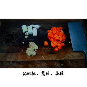 砂锅奥义-棒骨玉米萝卜汤的做法 步骤3