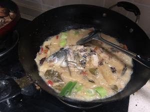 广西臭酸笋煮鱼的做法 步骤5