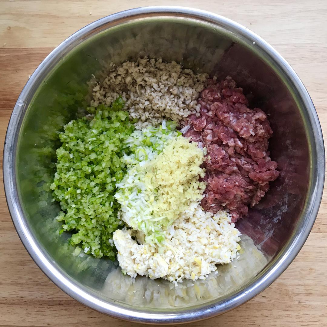 尹山··做的饺子馅(猪肉芹菜笋丁)