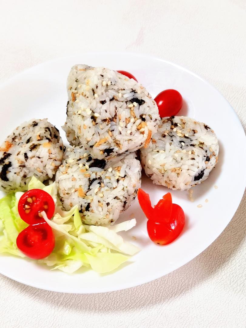 海苔肉松三角形饭团,不用模具用手捏就成形的做法 步骤5